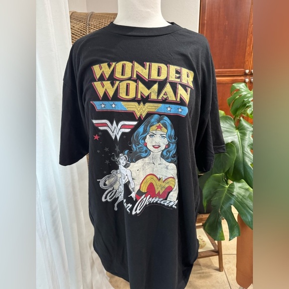 Wonder Woman Black Graphic Tee marvel Disney Disneyland - Picture 1 of 2